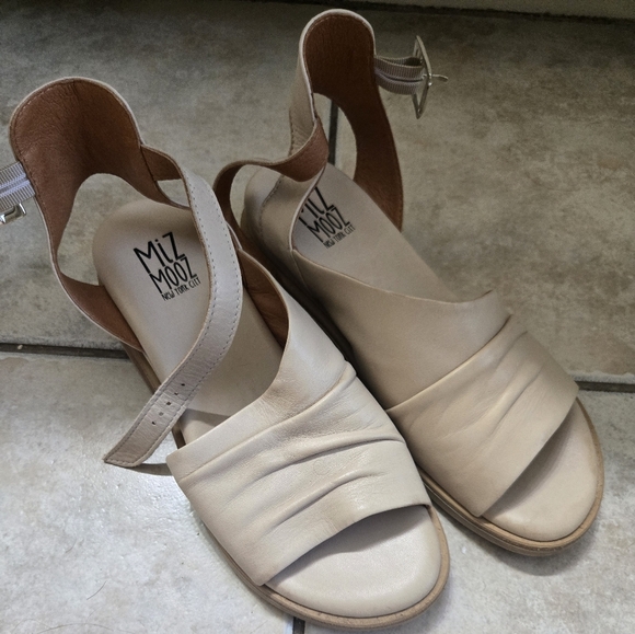 Just tried on Miz Mooz Women's‎ Cream Sandals - Picture 1 of 4